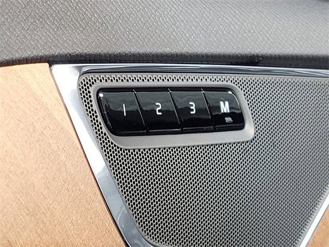 Certified 2025 Volvo XC90 B6 Plus image 40
