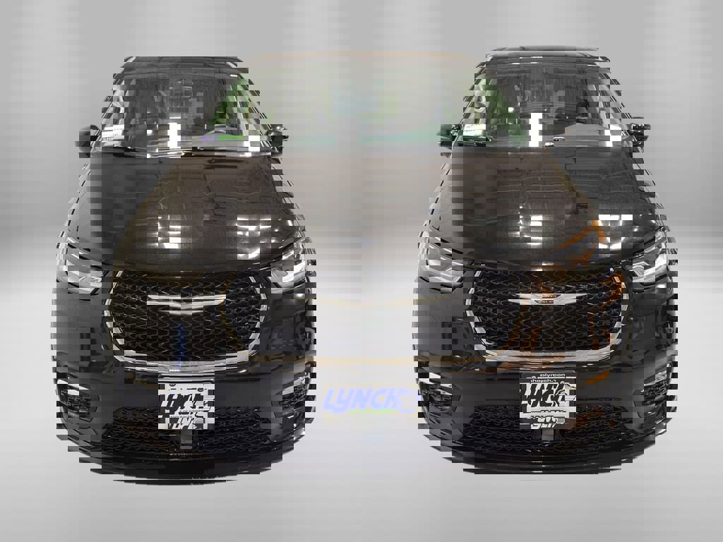 Used 2024 Chrysler Pacifica Touring-L image 9