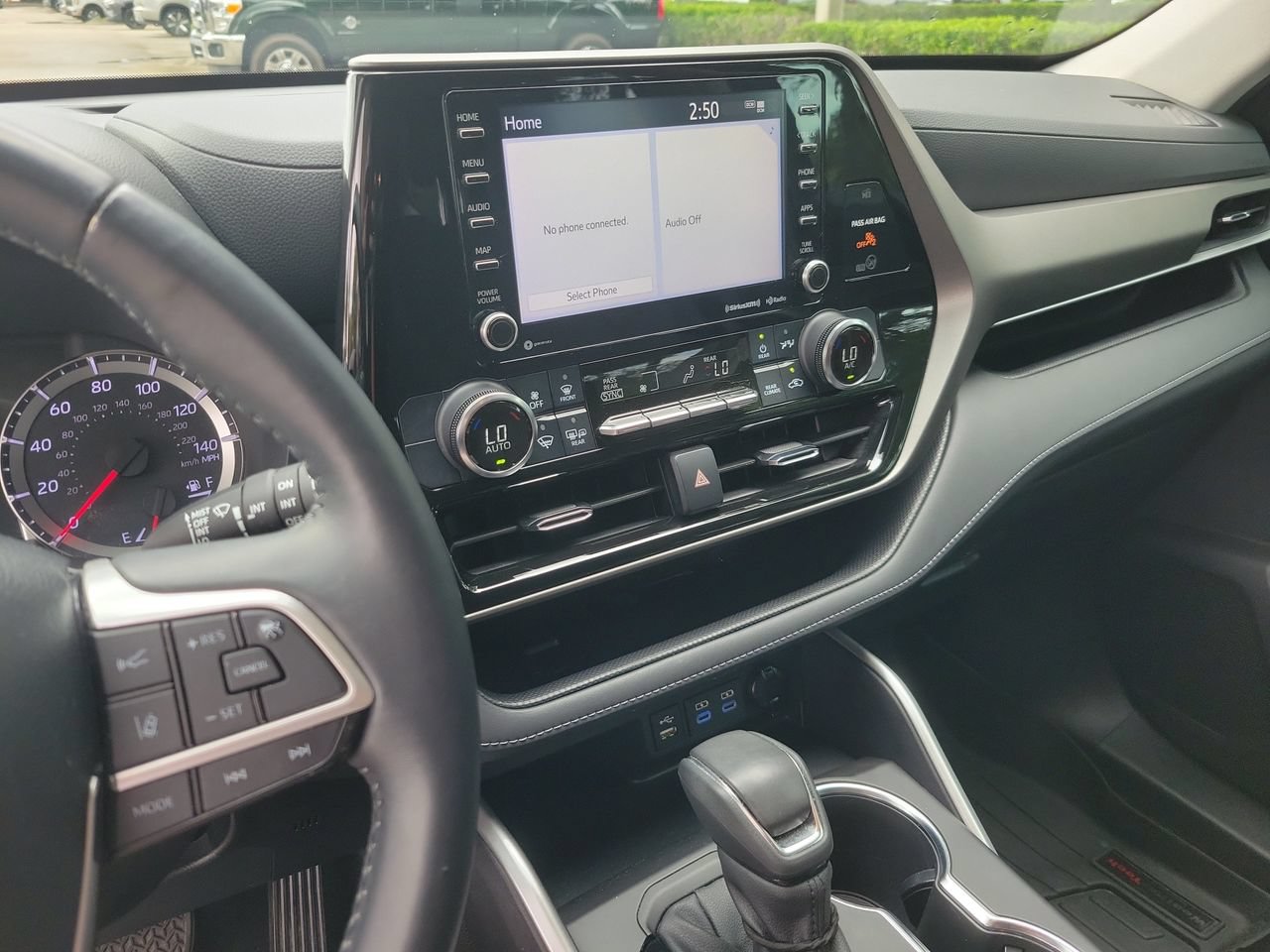 Used 2022 Toyota Highlander LE FWD image 24