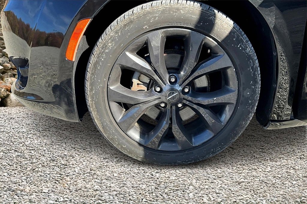 Used 2018 Chrysler Pacifica Touring Plus w/ S Appearance Package image 9