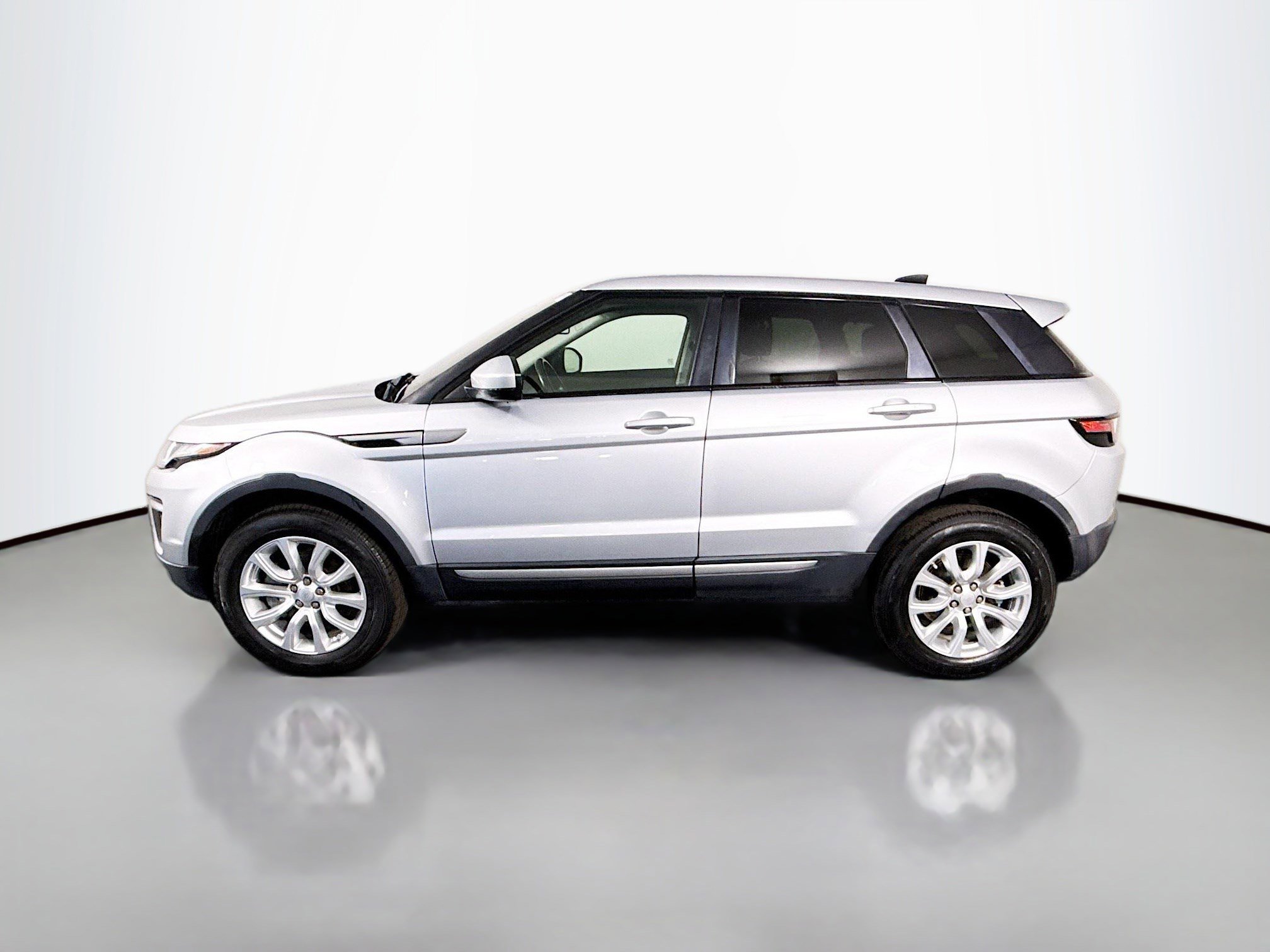 Used 2019 Land Rover Range Rover Evoque SE image 6