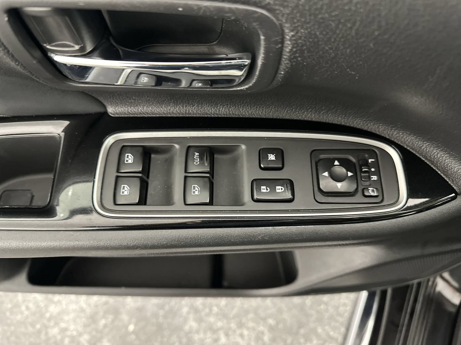Used 2018 Mitsubishi Outlander SEL AWD/4WD image 13