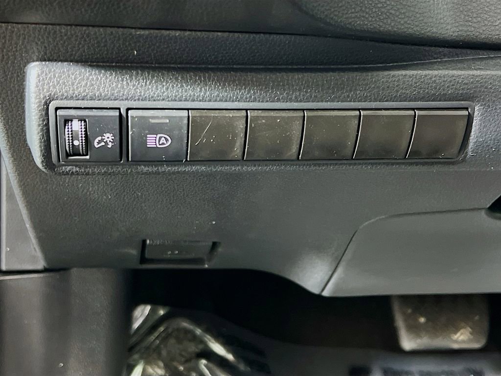 Used 2021 Toyota Corolla LE image 31