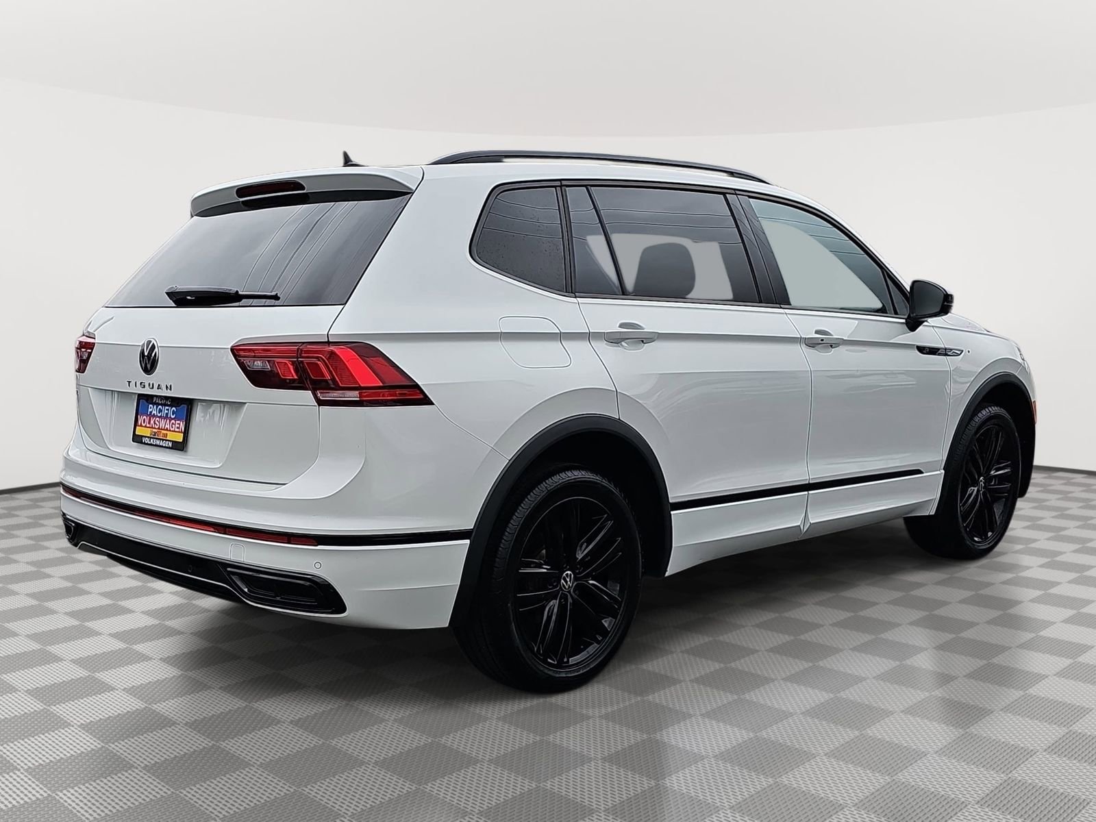 Used 2022 Volkswagen Tiguan SE R-Line image 5