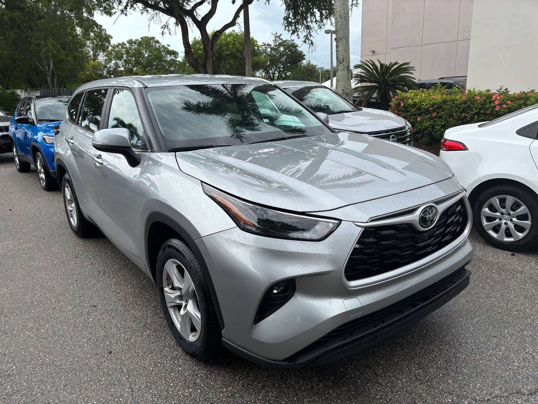 Used 2025 Toyota Highlander LE FWD image 18