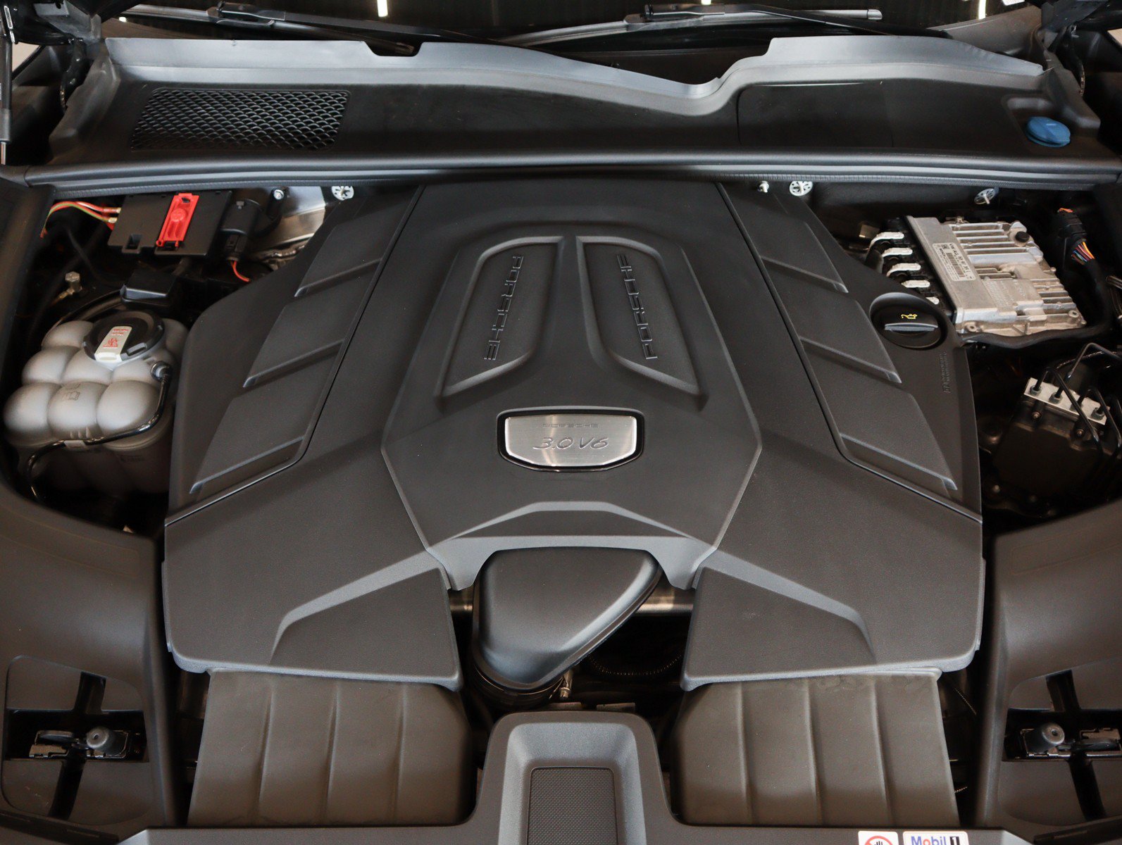 Certified 2023 Porsche Cayenne AWD/4WD image 28