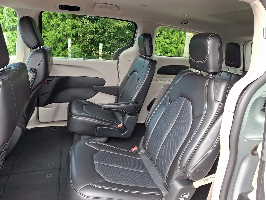 Used 2024 Chrysler Pacifica Touring-L FWD image 20