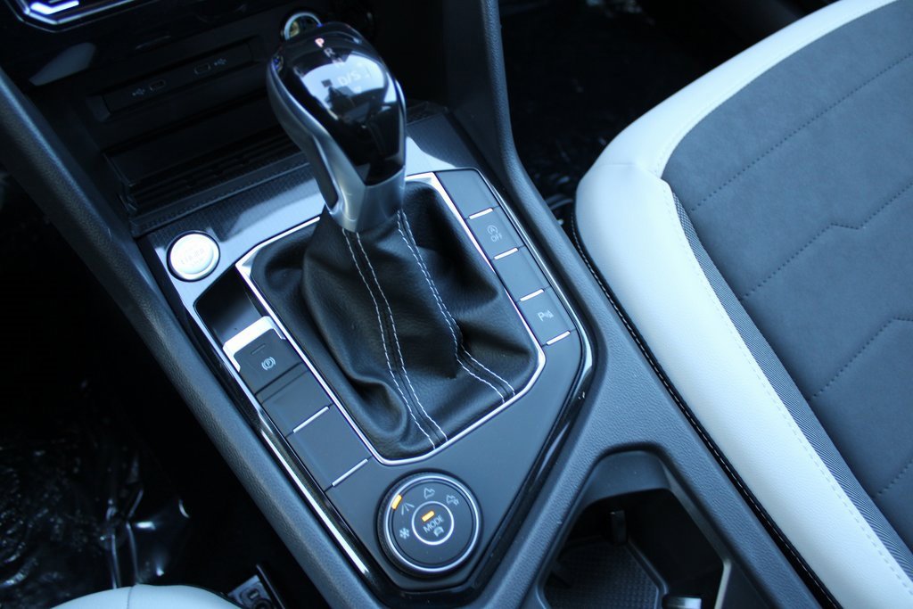 Certified 2025 Volkswagen Taos SE image 16