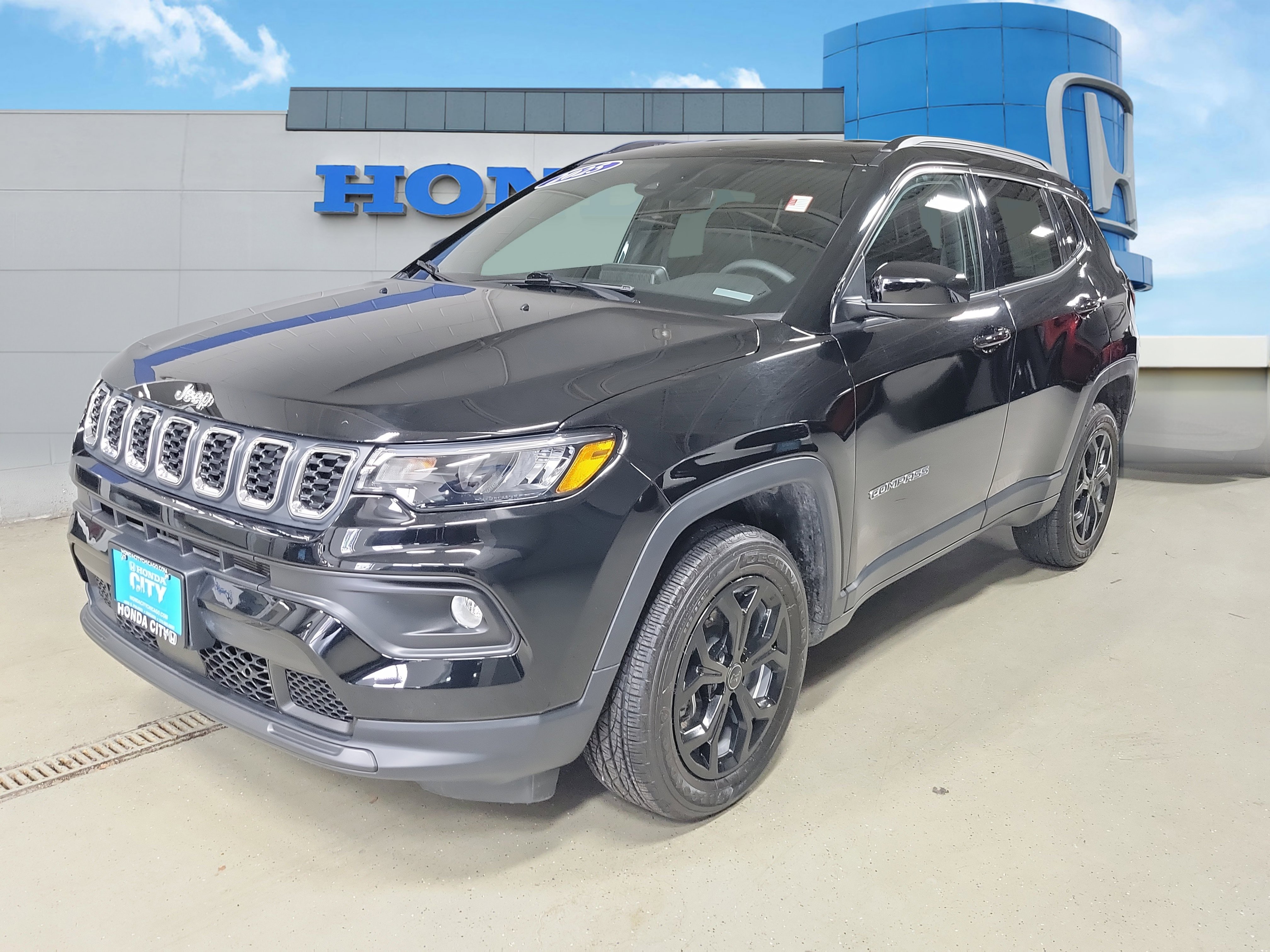 Used 2025 Jeep Compass Latitude image 2