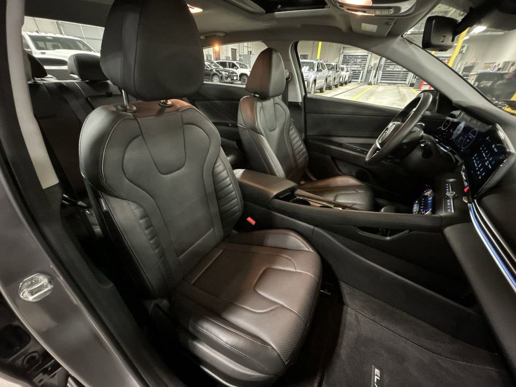 Used 2021 Hyundai Elantra Limited image 25