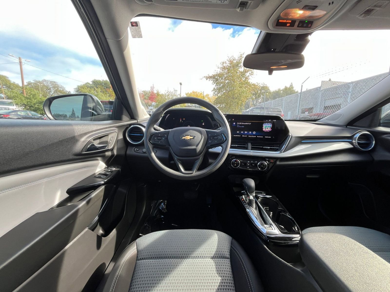 Used 2025 Chevrolet Trax LT image 32