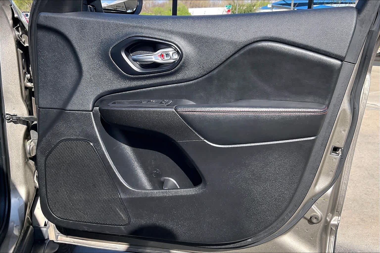 Used 2019 Jeep Cherokee Trailhawk image 22