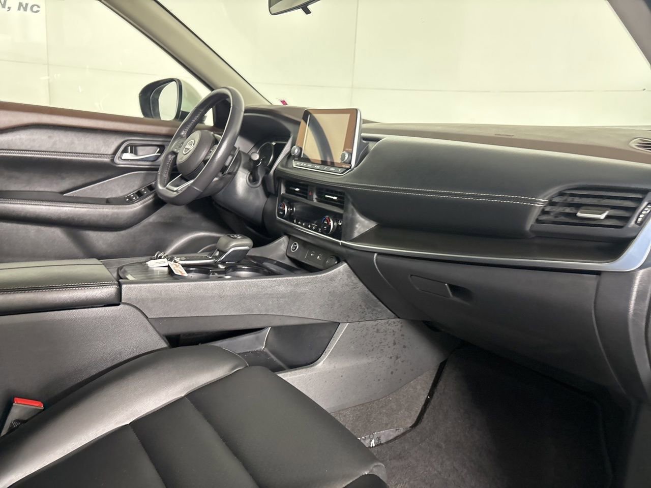 Used 2023 Nissan Rogue SV w/ SV Premium B Package image 32