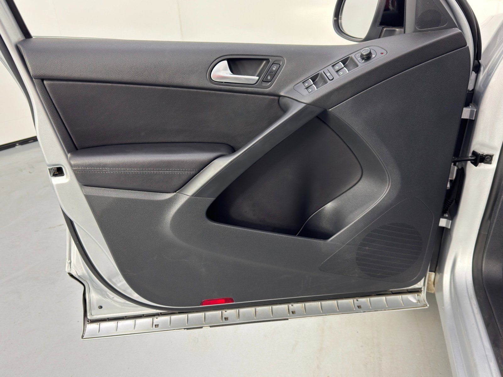 Used 2017 Volkswagen Tiguan Sport image 38