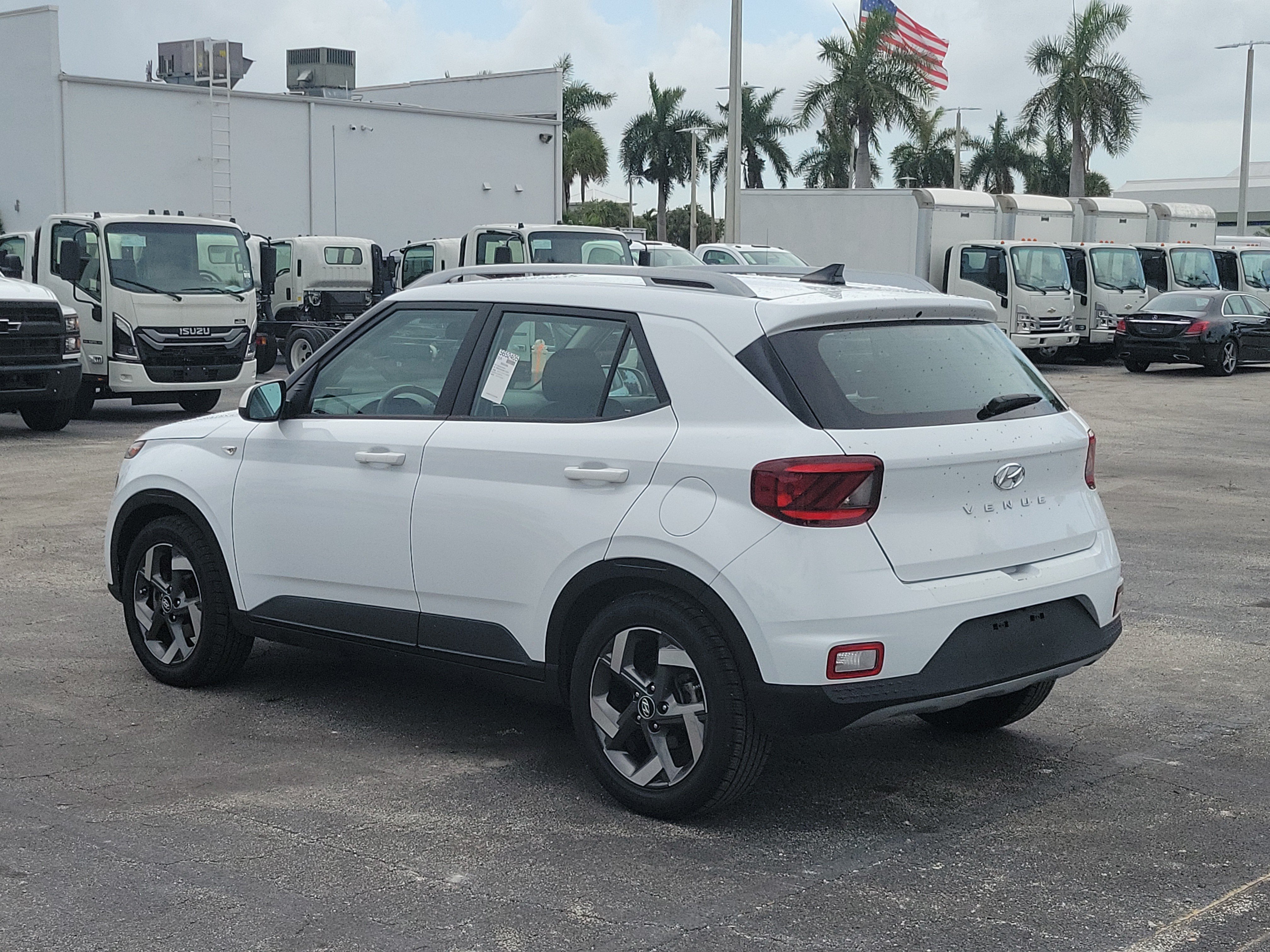 Used 2021 Hyundai Venue SEL FWD image 5