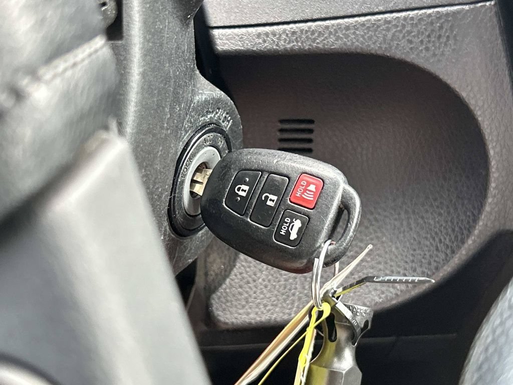 Used 2018 Toyota Corolla LE FWD image 30