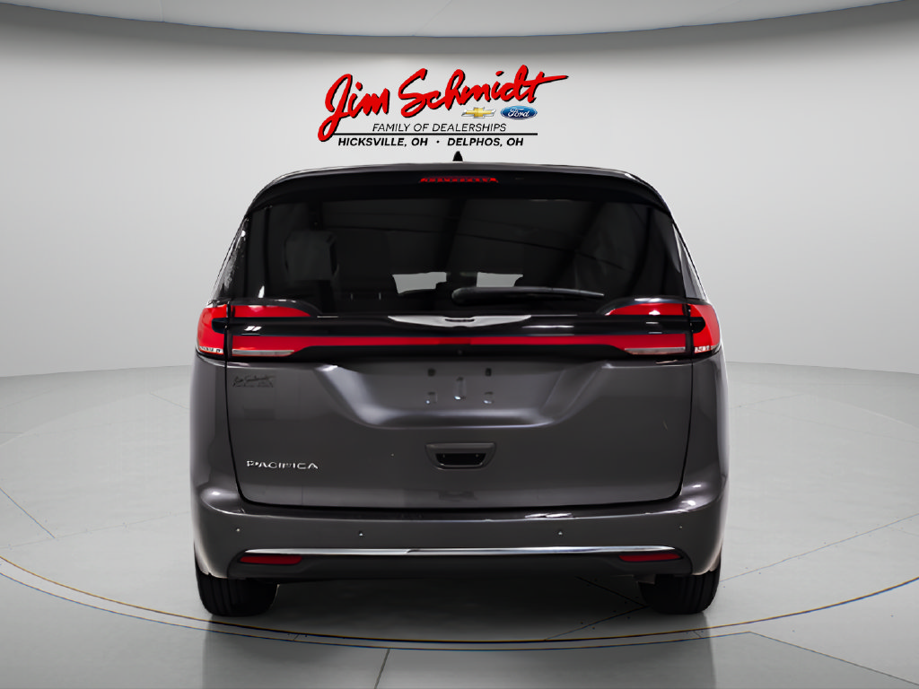 Used 2023 Chrysler Pacifica Touring-L FWD image 5