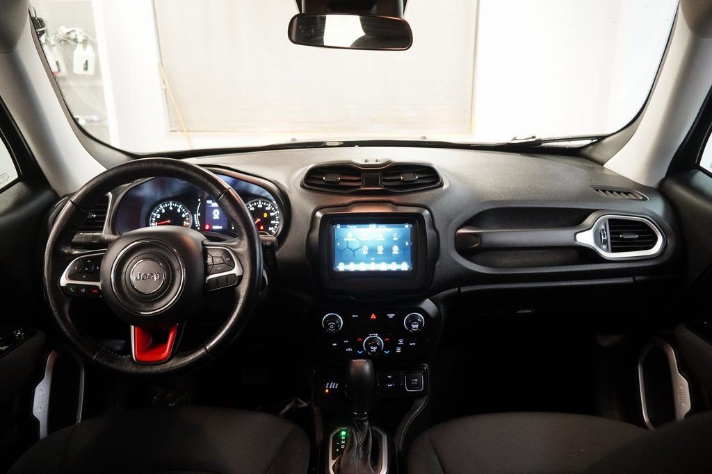 Used 2020 Jeep Renegade Latitude w/ Cold Weather Group image 17