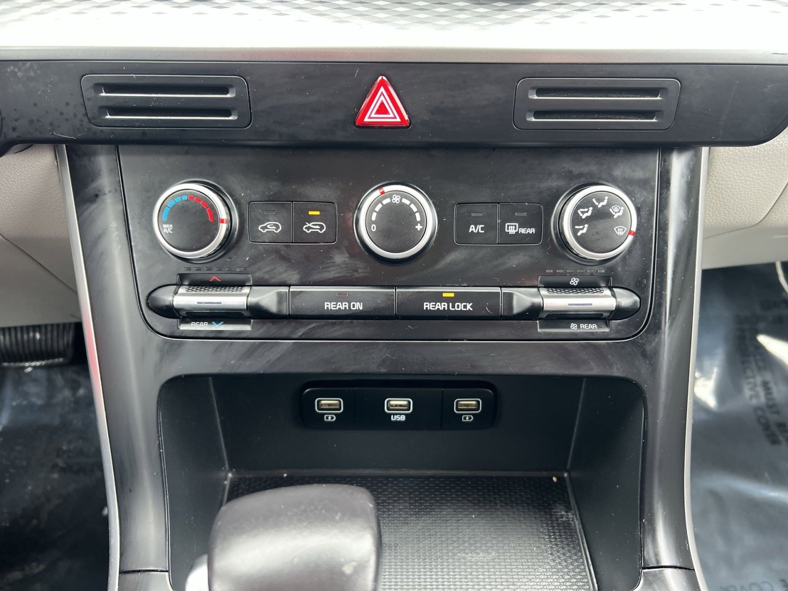 Used 2022 Kia Carnival LX image 20