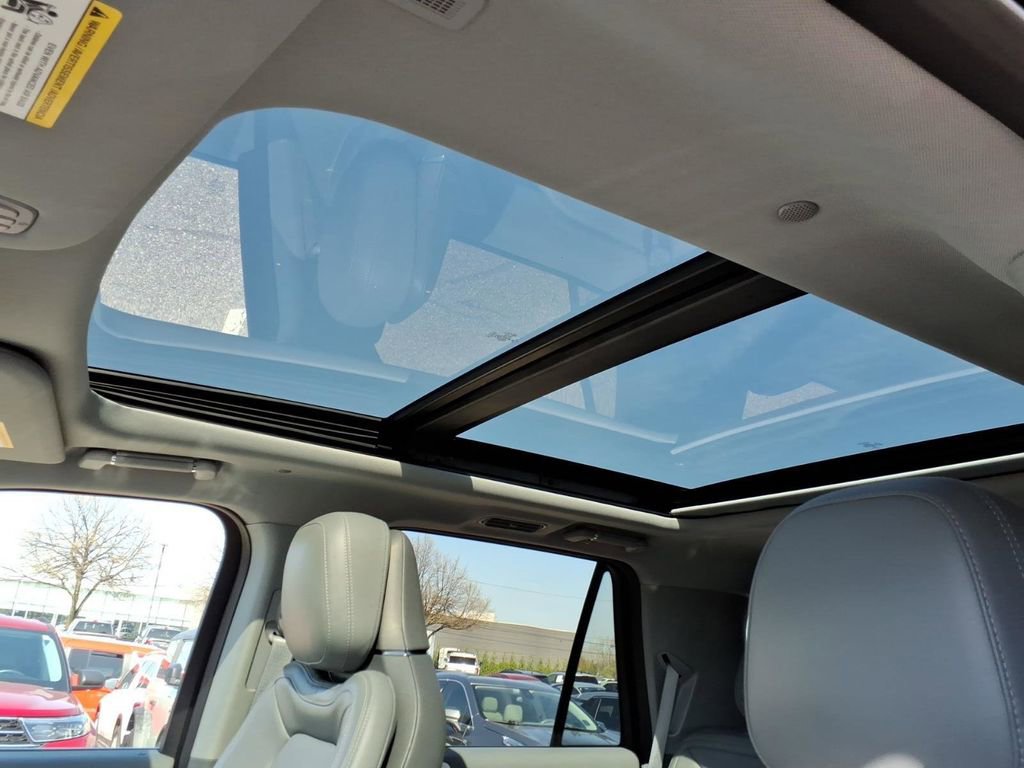 Used 2021 Lincoln Navigator Reserve w/ Luxury Package AWD/4WD image 11