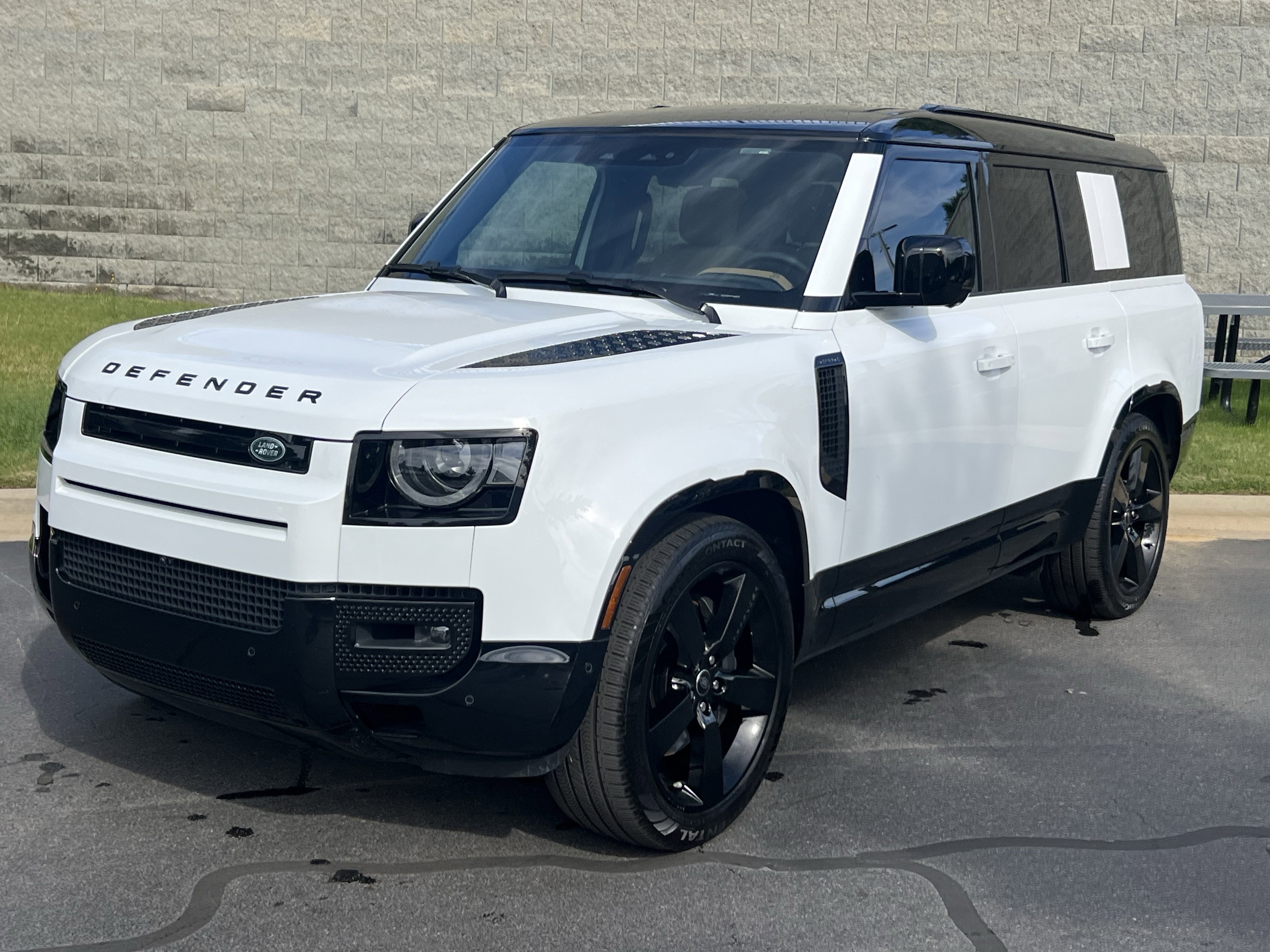Used 2025 Land Rover Defender 130 X-Dynamic SE AWD/4WD image 2