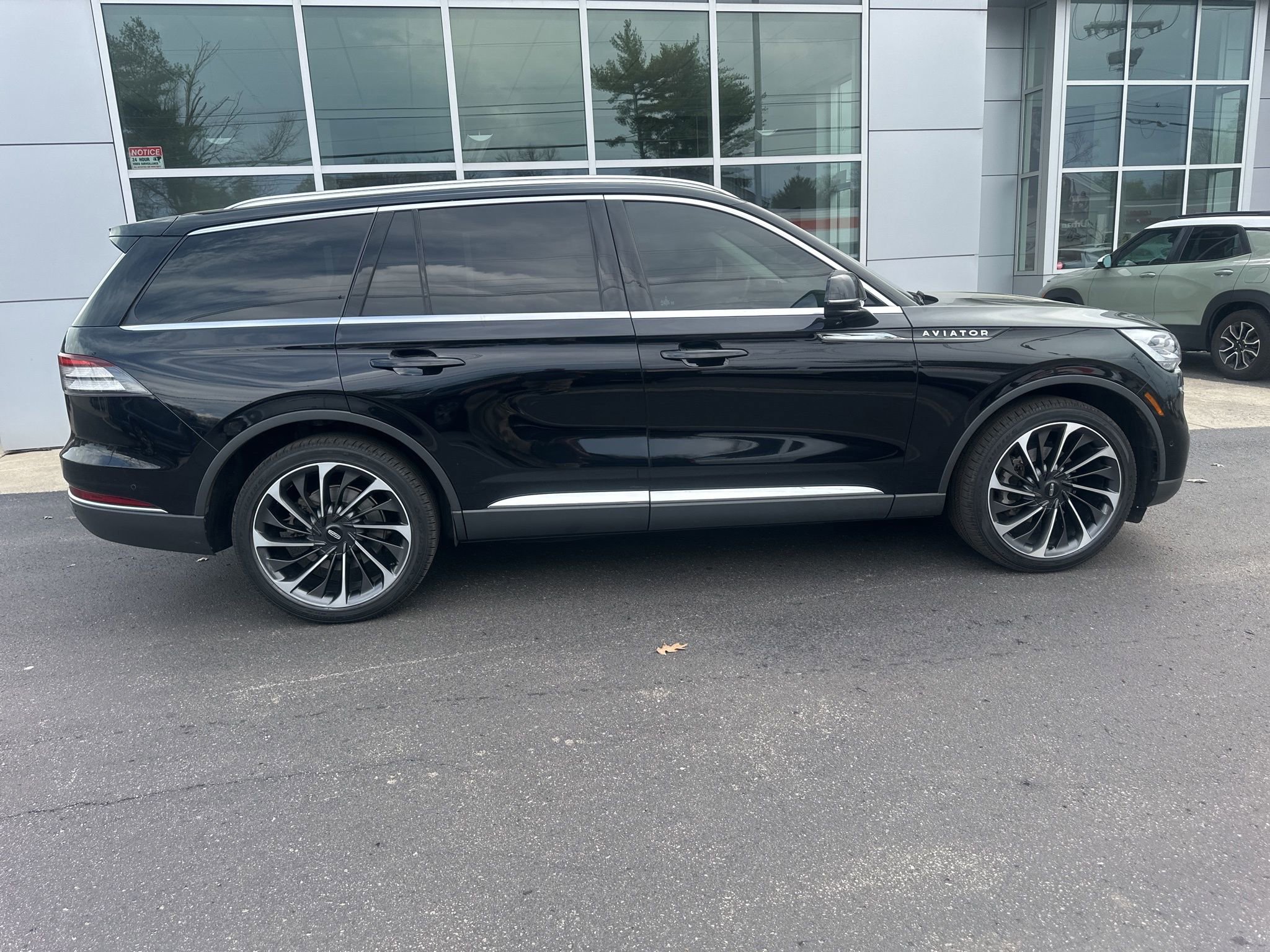Used 2020 Lincoln Aviator Reserve w/ Equipment Group 202A image 4