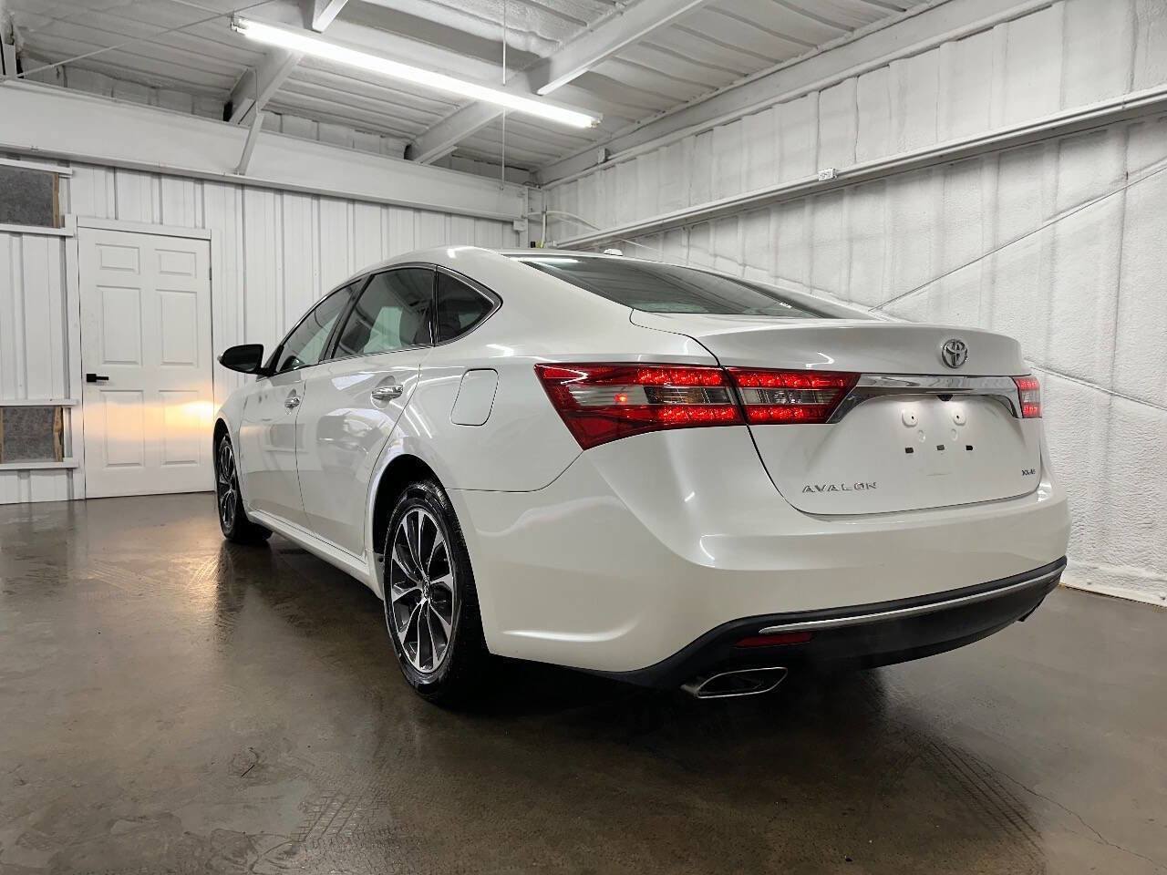 Used 2018 Toyota Avalon XLE image 9