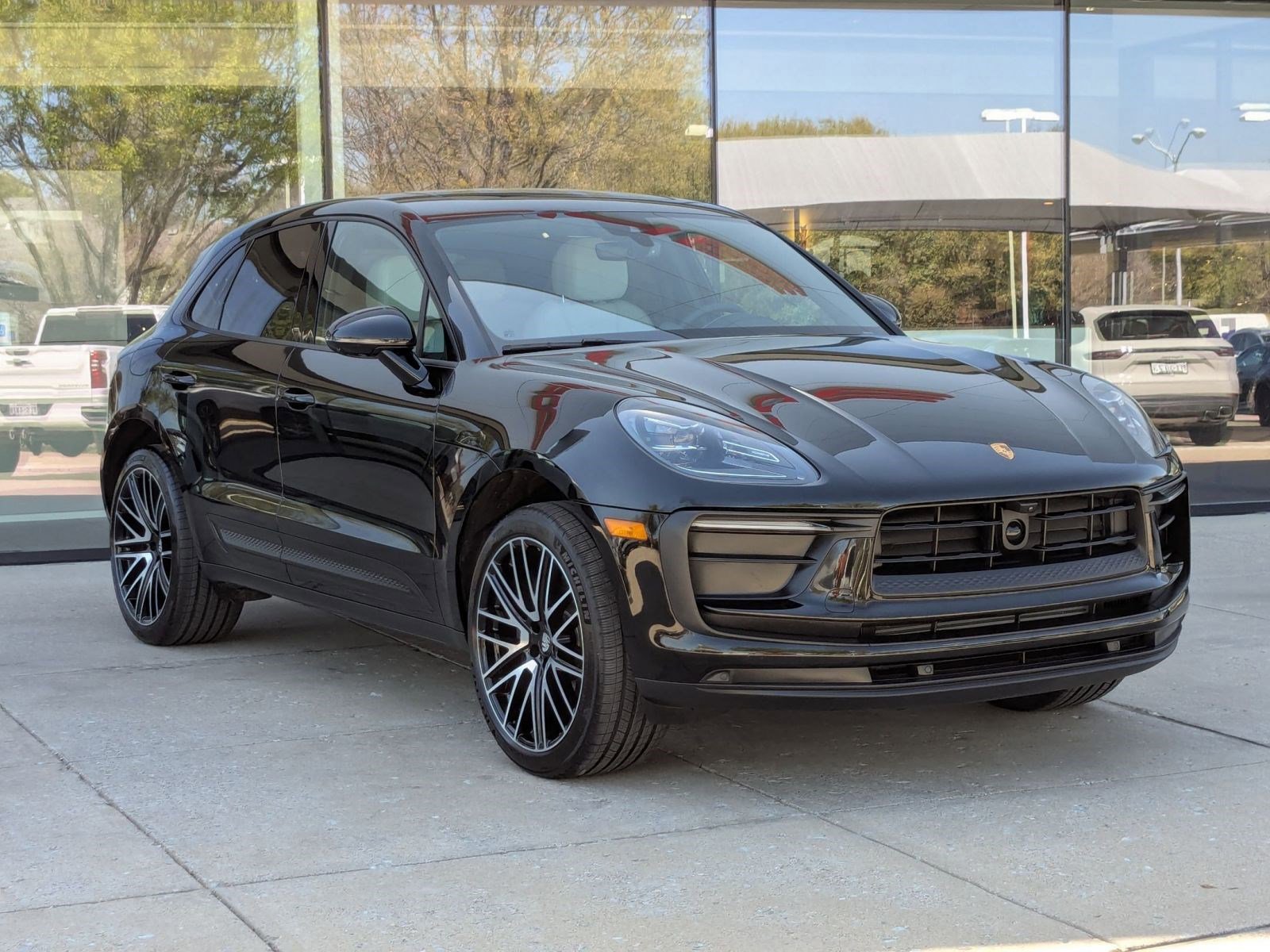 Certified 2025 Porsche Macan image 7