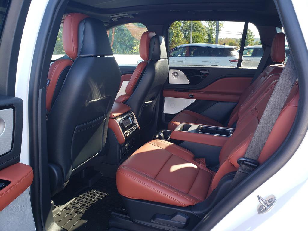 Used 2025 Lincoln Aviator Reserve w/ Equipment Group 201A image 13