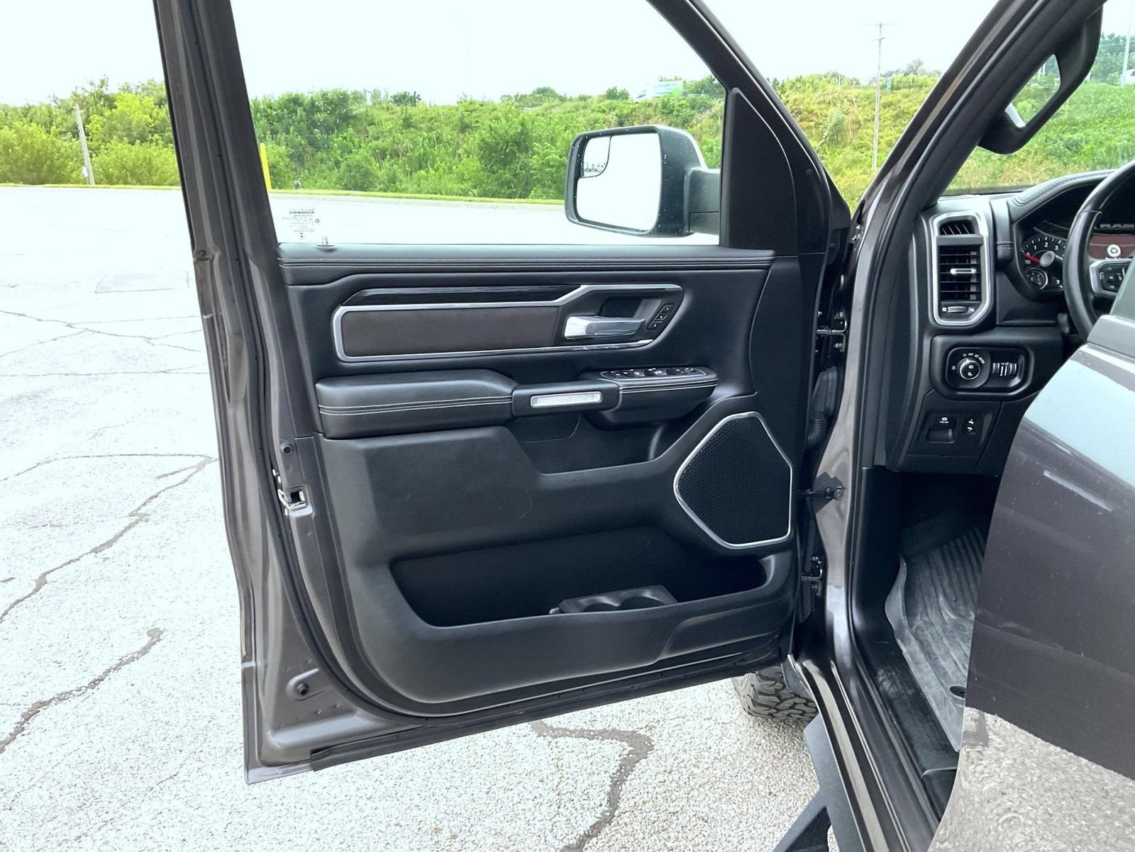 Used 2023 RAM 1500 Laramie AWD/4WD image 9
