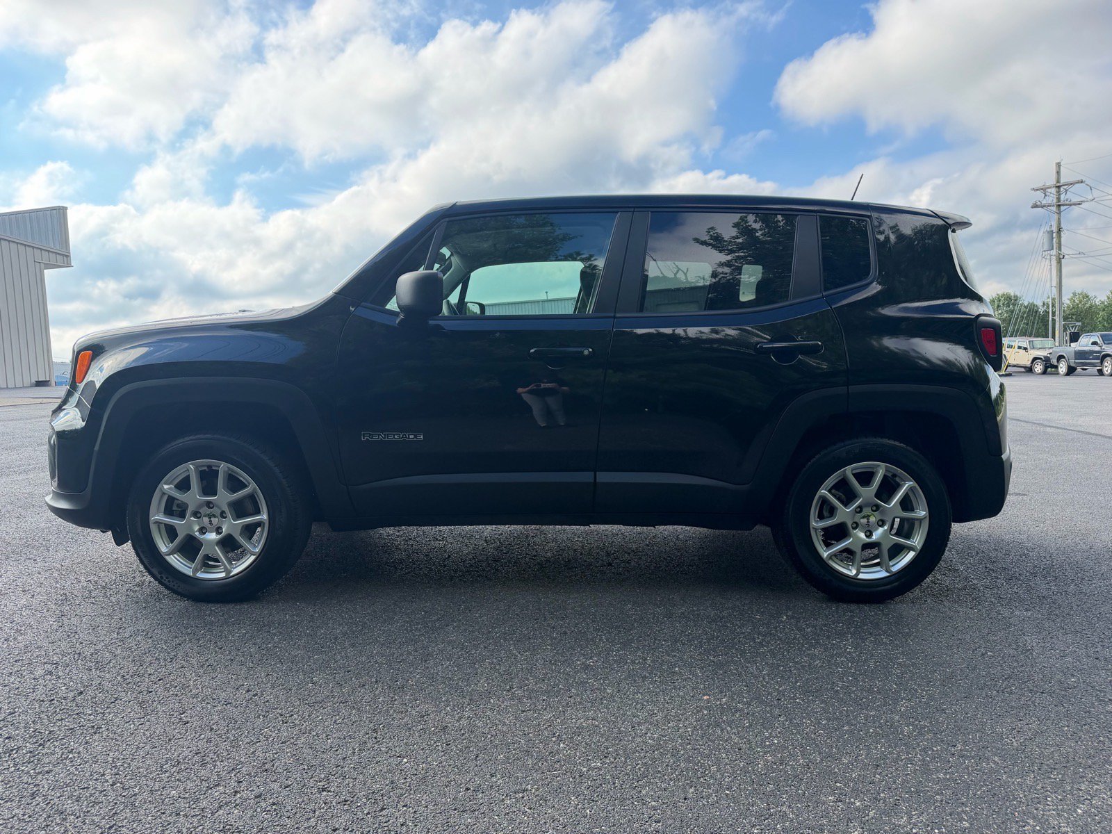 Used 2023 Jeep Renegade Latitude AWD/4WD image 10