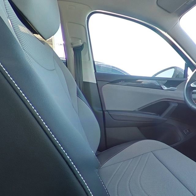 New 2025 Volkswagen Tiguan SE image 28