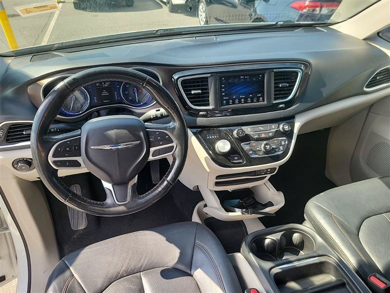 Used 2019 Chrysler Pacifica Touring-L FWD image 4