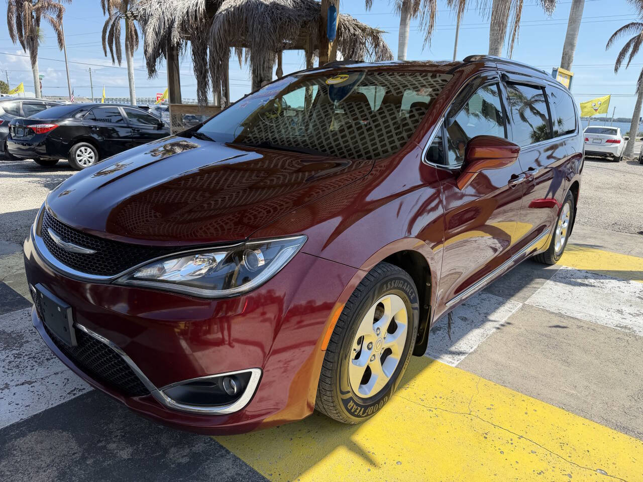 Used 2017 Chrysler Pacifica Touring-L Plus FWD image 1