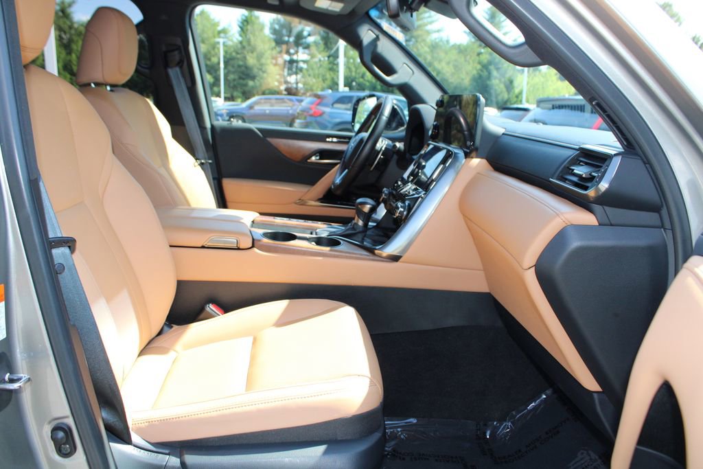 Used 2023 Lexus LX 600 4WD w/ Appearance Package image 12