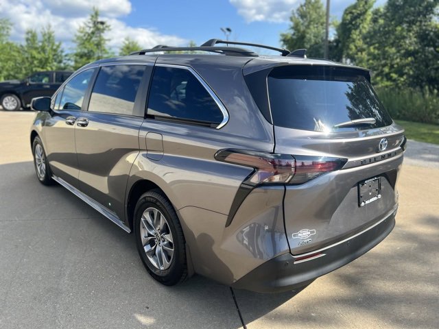 Used 2024 Toyota Sienna XLE image 3