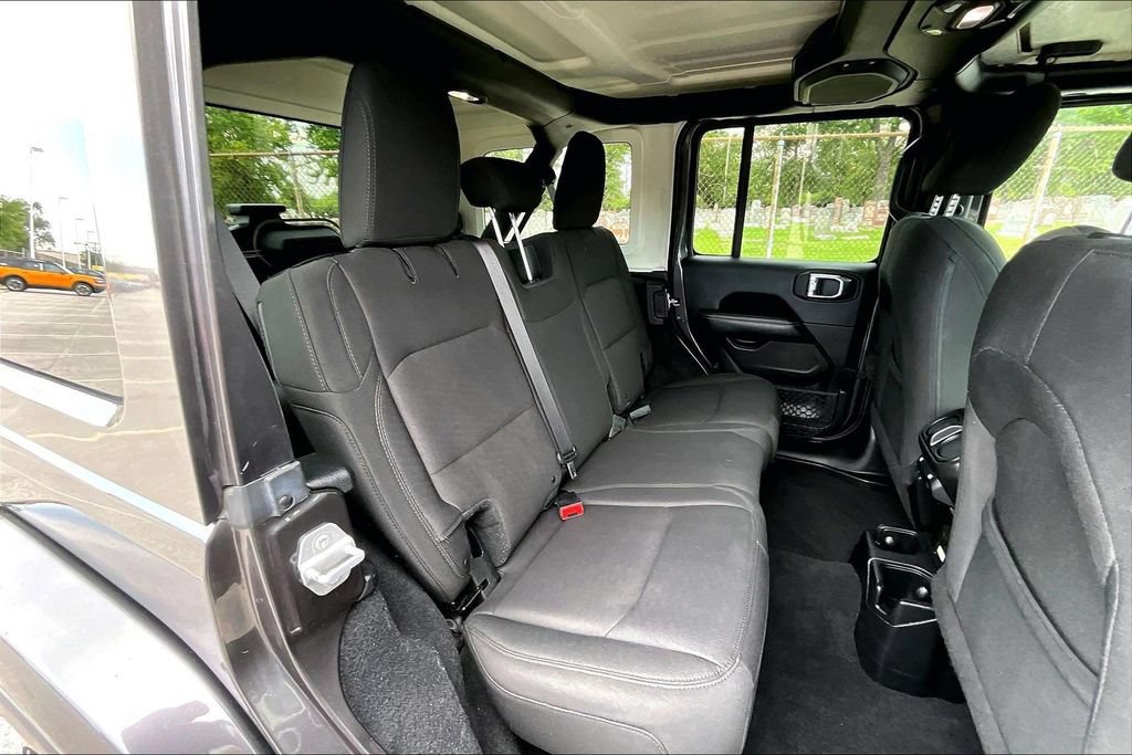 Used 2018 Jeep Wrangler Unlimited Sahara AWD/4WD image 25