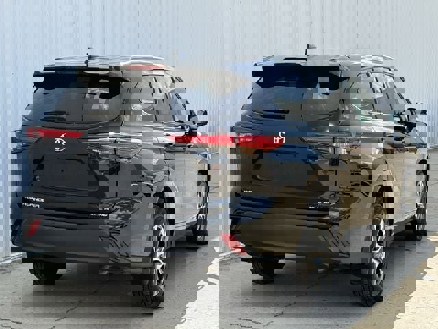 Used 2022 Toyota Highlander XLE image 4