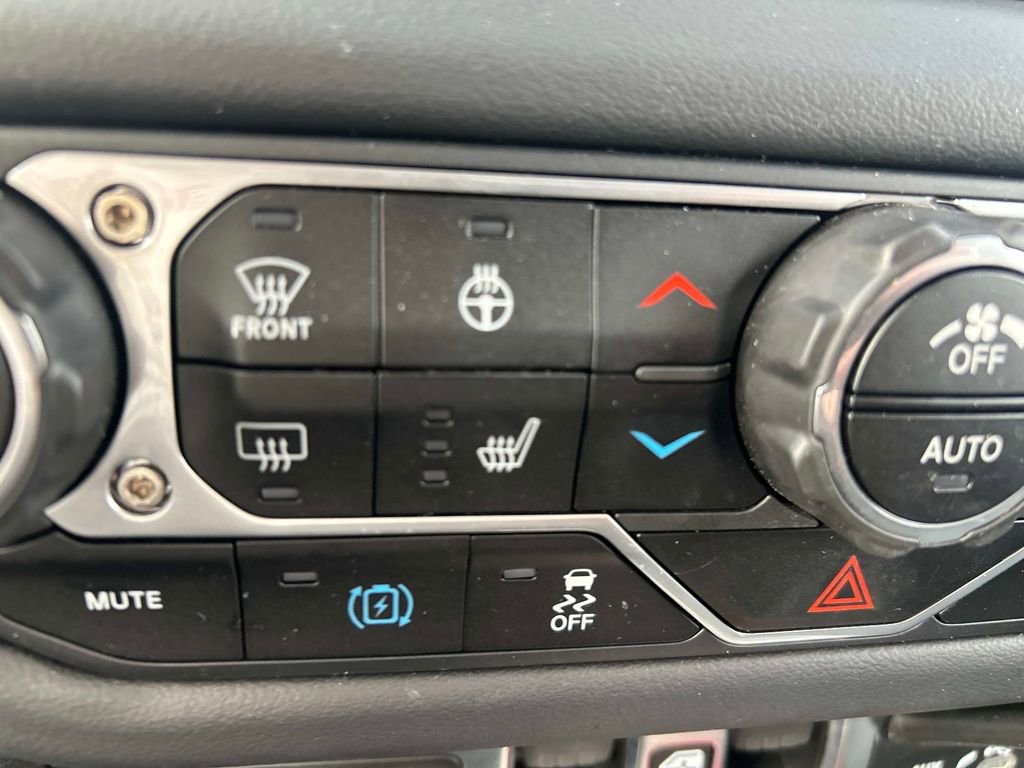 Used 2025 Jeep Wrangler Sahara image 31