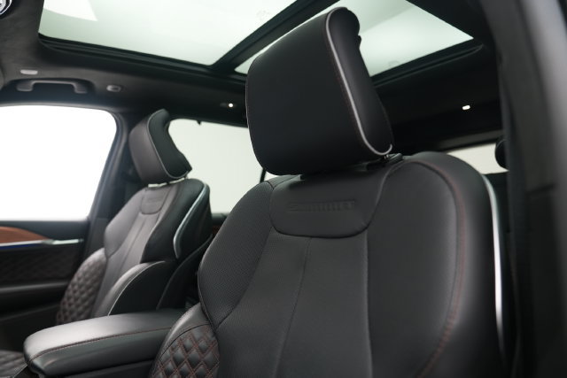 Used 2023 Jeep Grand Cherokee Summit AWD/4WD image 13