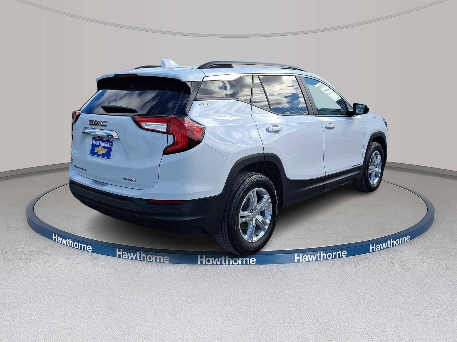 Used 2024 GMC Terrain SLE w/ Driver Convenience Package image 6