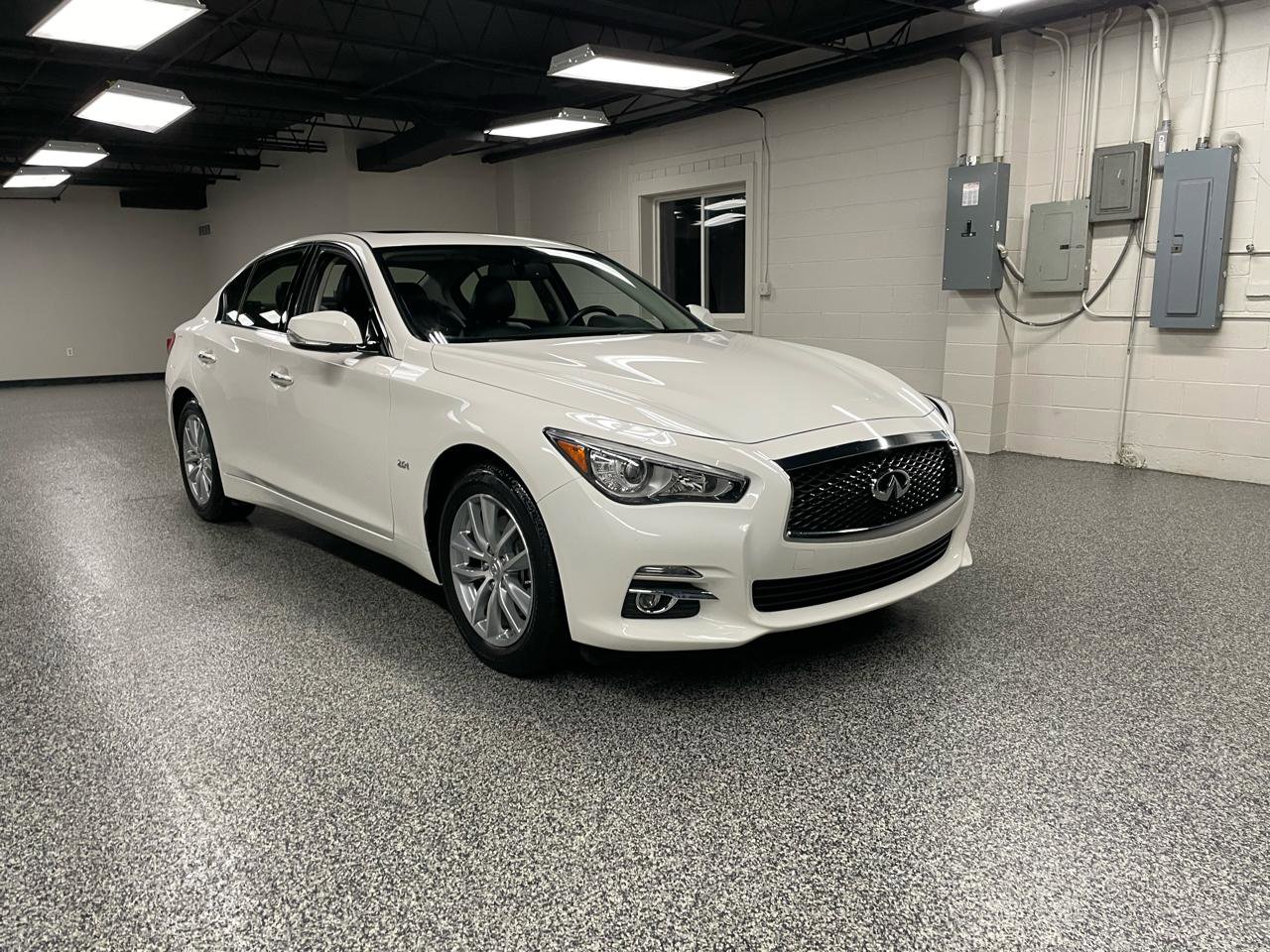 Used 2017 INFINITI Q50 2.0t w/ Moonroof Package image 3