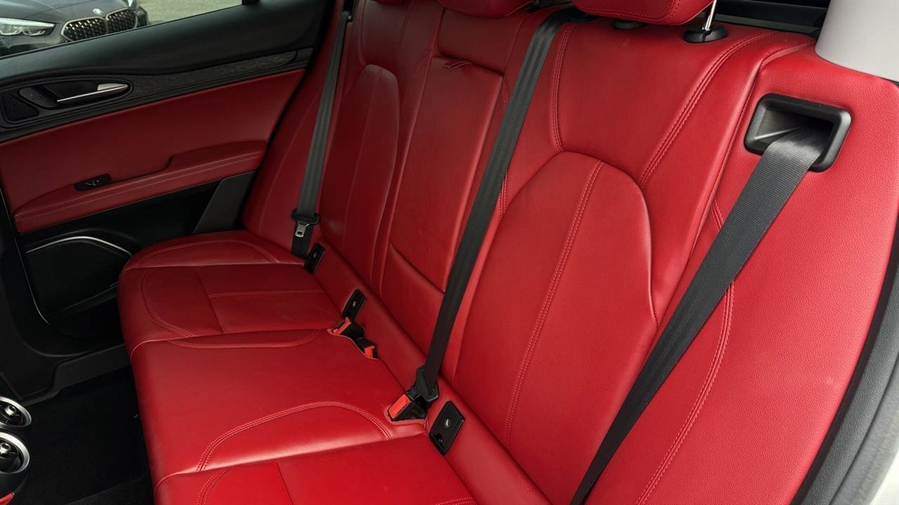 Used 2019 Alfa Romeo Stelvio AWD image 34