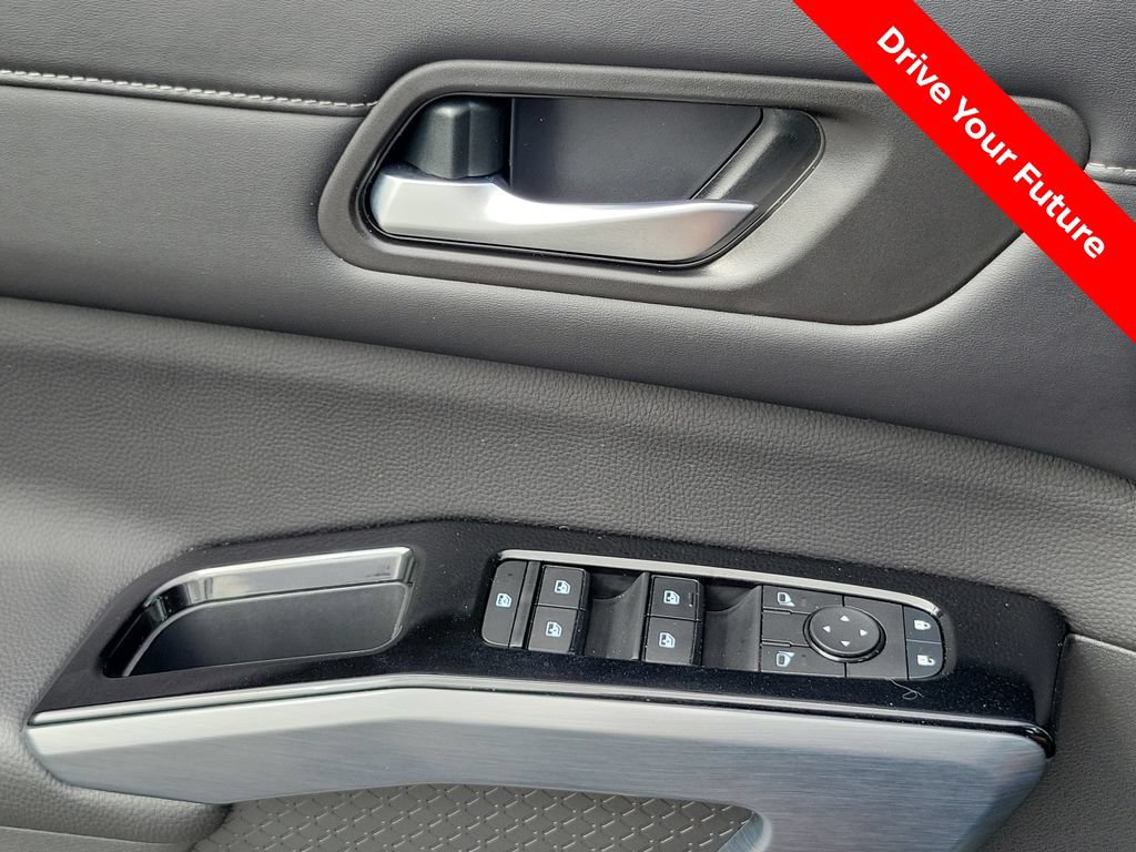 Certified 2025 Nissan Pathfinder SL FWD image 15