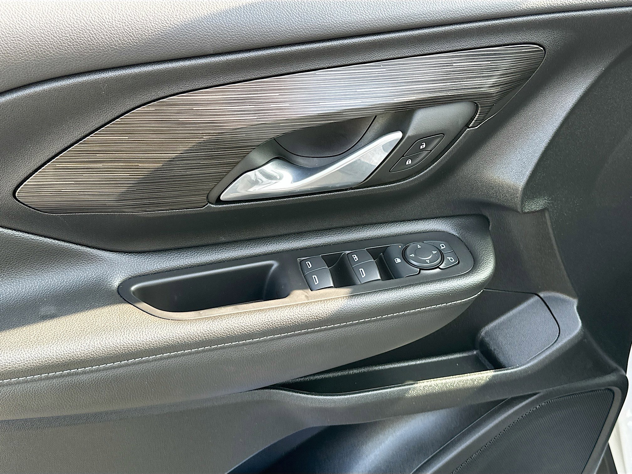 Used 2024 GMC Terrain SLE image 17