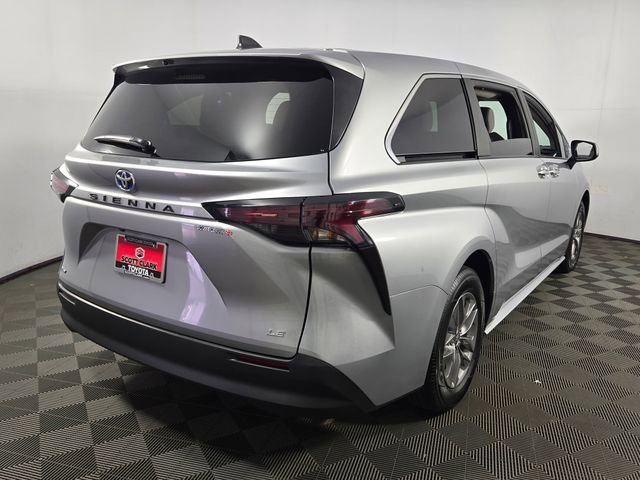 Used 2025 Toyota Sienna LE FWD image 10