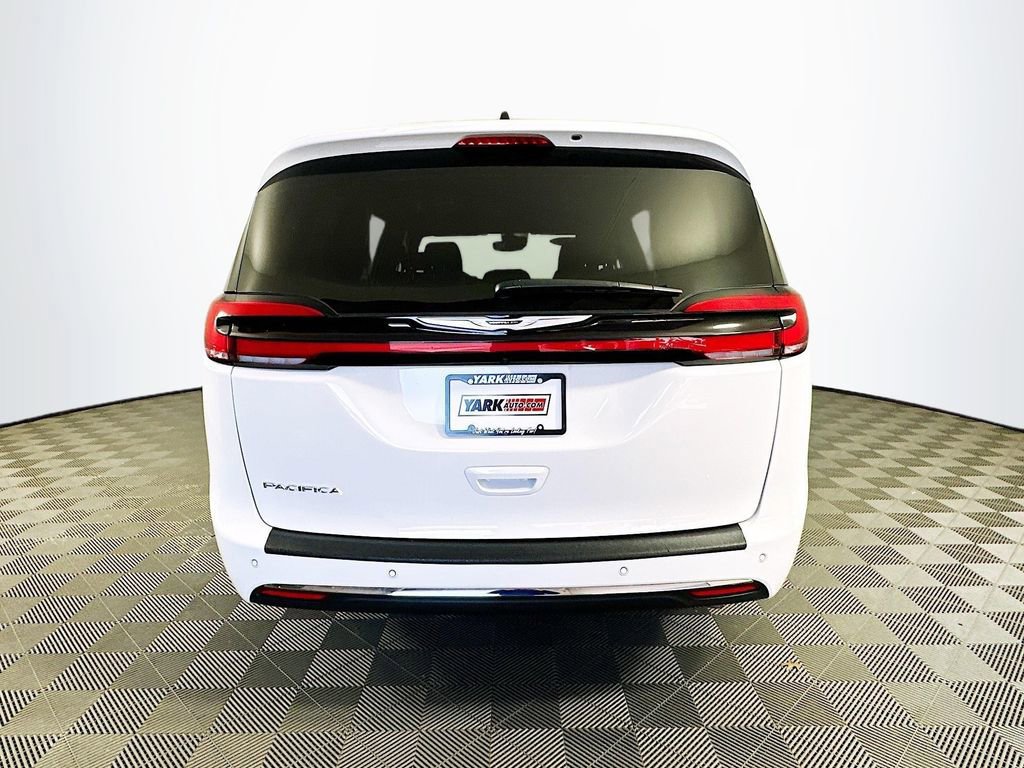 Certified 2025 Chrysler Pacifica Select image 9