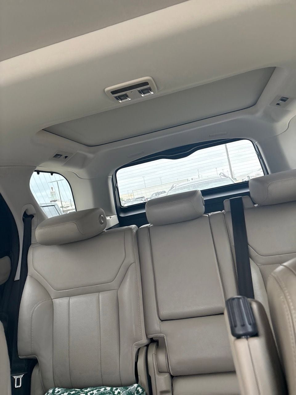 Used 2019 Land Rover Discovery SE AWD/4WD image 13