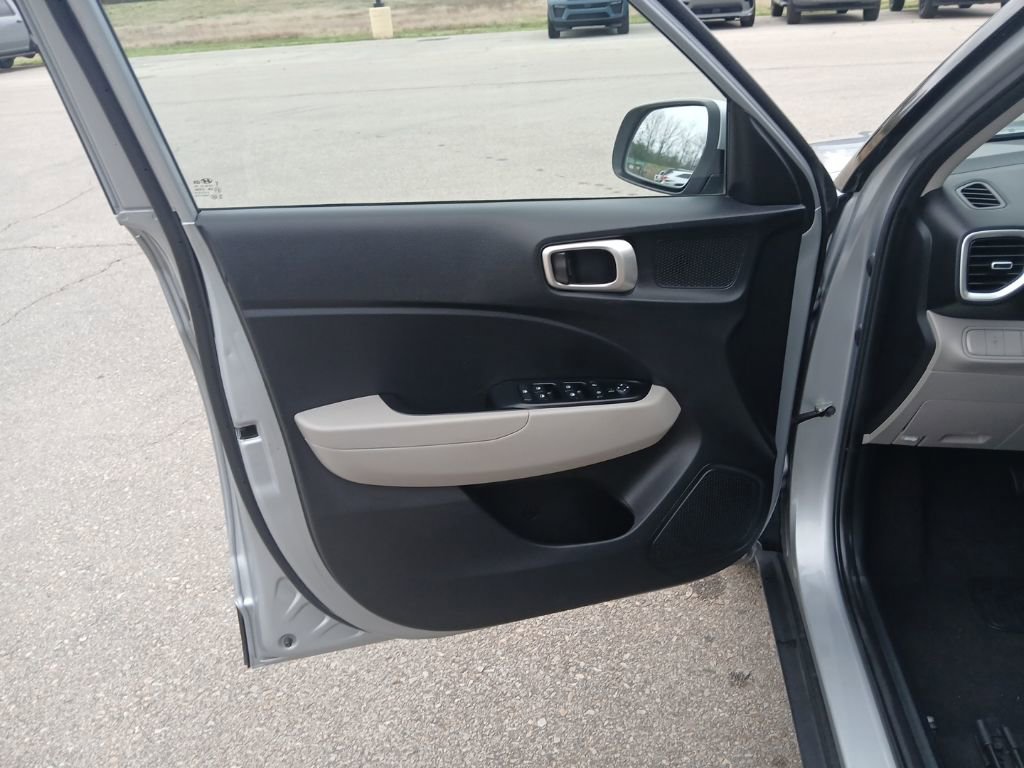 Used 2023 Hyundai Venue SEL image 26