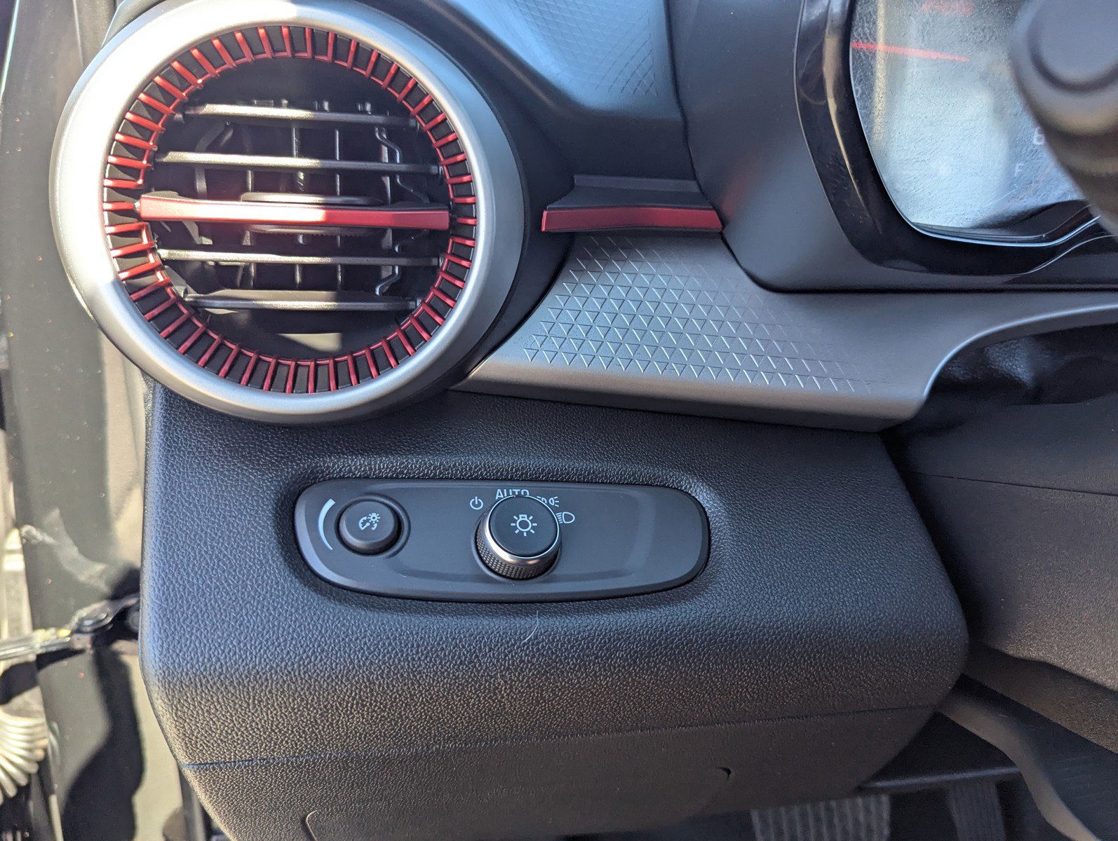 Certified 2024 Chevrolet Trax RS w/ Driver Confidence Package image 31